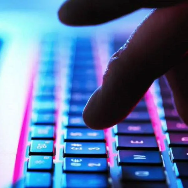 Inteligencia Artificial ayudaría a cometer ciberdelitos; dan claves para no ser víctima